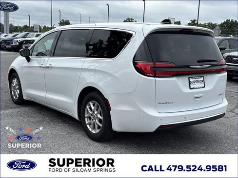 Used 2024 Chrysler Pacifica Touring-L FWD image 10