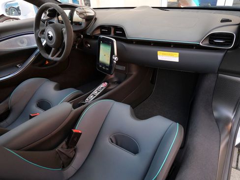 Used 2024 McLaren Artura RWD image 10