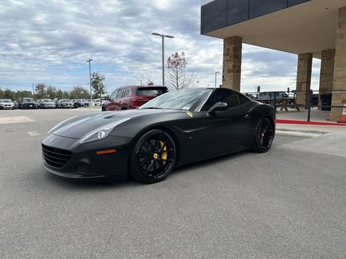 Used 2015 Ferrari California T image 3