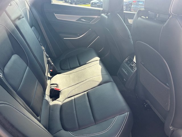 Certified 2022 Jaguar XF R-Dynamic SE AWD/4WD image 17