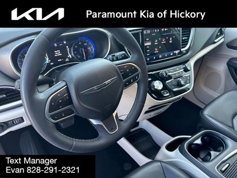 Used 2024 Chrysler Pacifica Touring-L FWD image 22