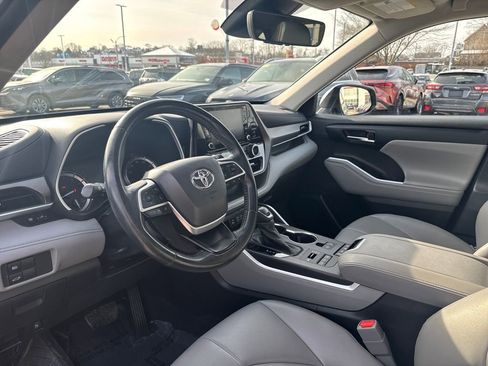 Used 2022 Toyota Highlander XLE image 15