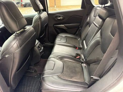 Used 2019 Jeep Cherokee Latitude Plus w/ Comfort/Convenience Group AWD/4WD image 17