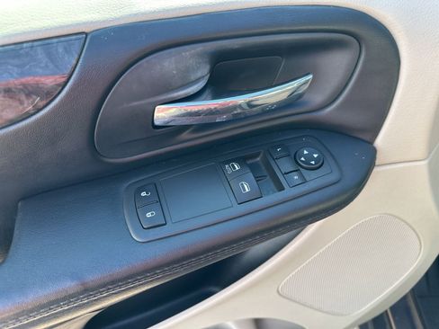 Used 2015 Dodge Grand Caravan American Value Package w/ UConnect Hands-Free Group FWD image 15