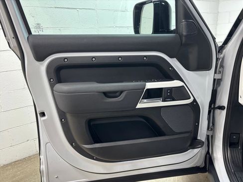 Used 2023 Land Rover Defender 110 SE image 22