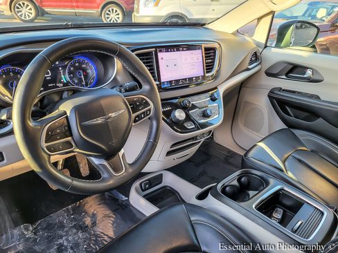 Used 2023 Chrysler Pacifica Touring-L FWD image 25