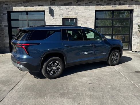 Used 2025 Chevrolet Traverse LT AWD/4WD image 3