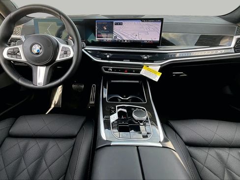 Used 2025 BMW X7 xDrive40i w/ M Sport Package AWD/4WD image 16