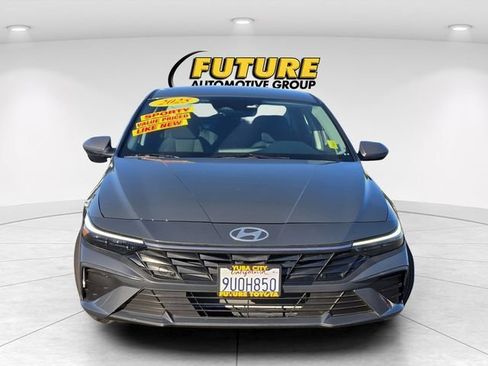 Used 2025 Hyundai Elantra SE FWD image 2