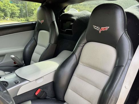 Used 2007 Chevrolet Corvette Coupe w/ Performance Package RWD image 21