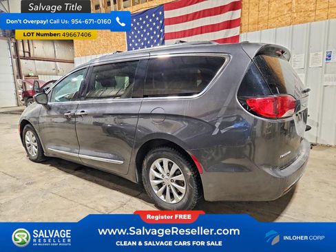 Used 2018 Chrysler Pacifica Touring-L image 3