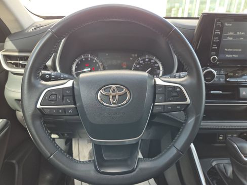 Used 2022 Toyota Highlander XLE image 27