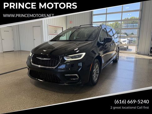 Used 2022 Chrysler Pacifica Touring FWD image 1
