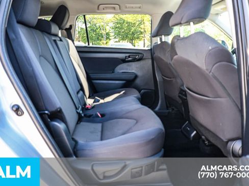 Used 2025 Toyota Highlander LE FWD image 22
