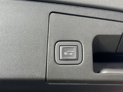 Used 2025 Cadillac XT4 Premium Luxury FWD image 40