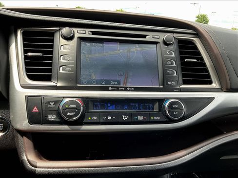 Used 2018 Toyota Highlander XLE AWD/4WD image 18