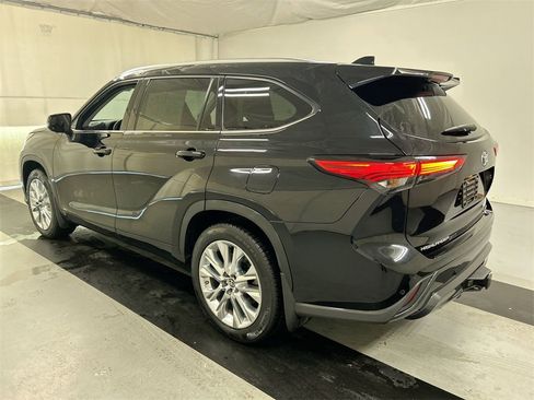 Used 2023 Toyota Highlander Limited image 7