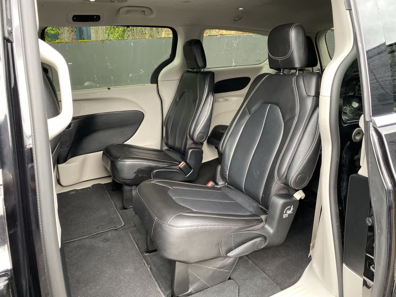 Used 2024 Chrysler Pacifica Touring-L FWD image 16