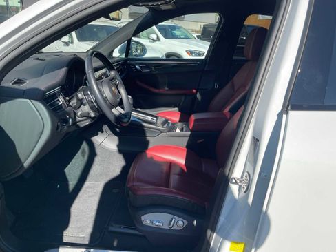 Used 2024 Porsche Macan image 37