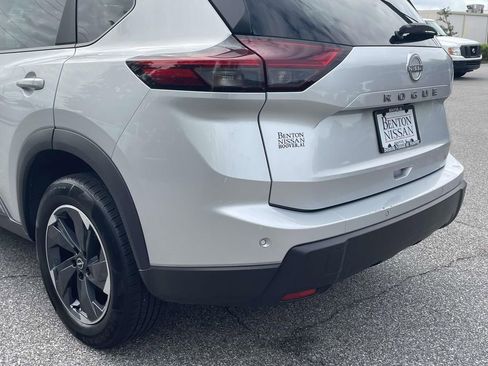 Used 2025 Nissan Rogue SV FWD image 12