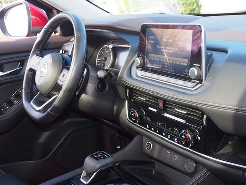 Used 2023 Nissan Rogue SL image 10