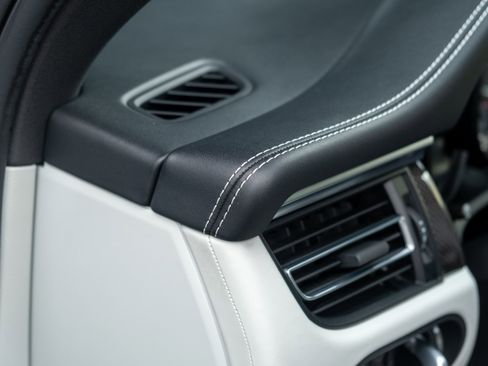 Certified 2022 Porsche Macan S AWD/4WD image 19