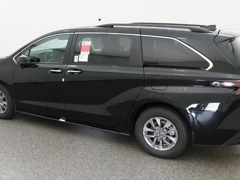 New 2026 Toyota Sienna XLE FWD image 22