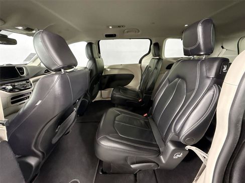 Used 2022 Chrysler Pacifica Touring-L FWD image 25