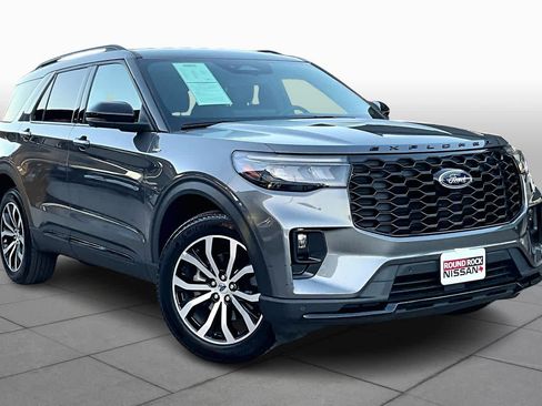 Used 2025 Ford Explorer ST-Line image 3