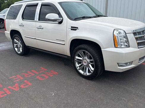 Used 2013 Cadillac Escalade Platinum AWD/4WD image 2