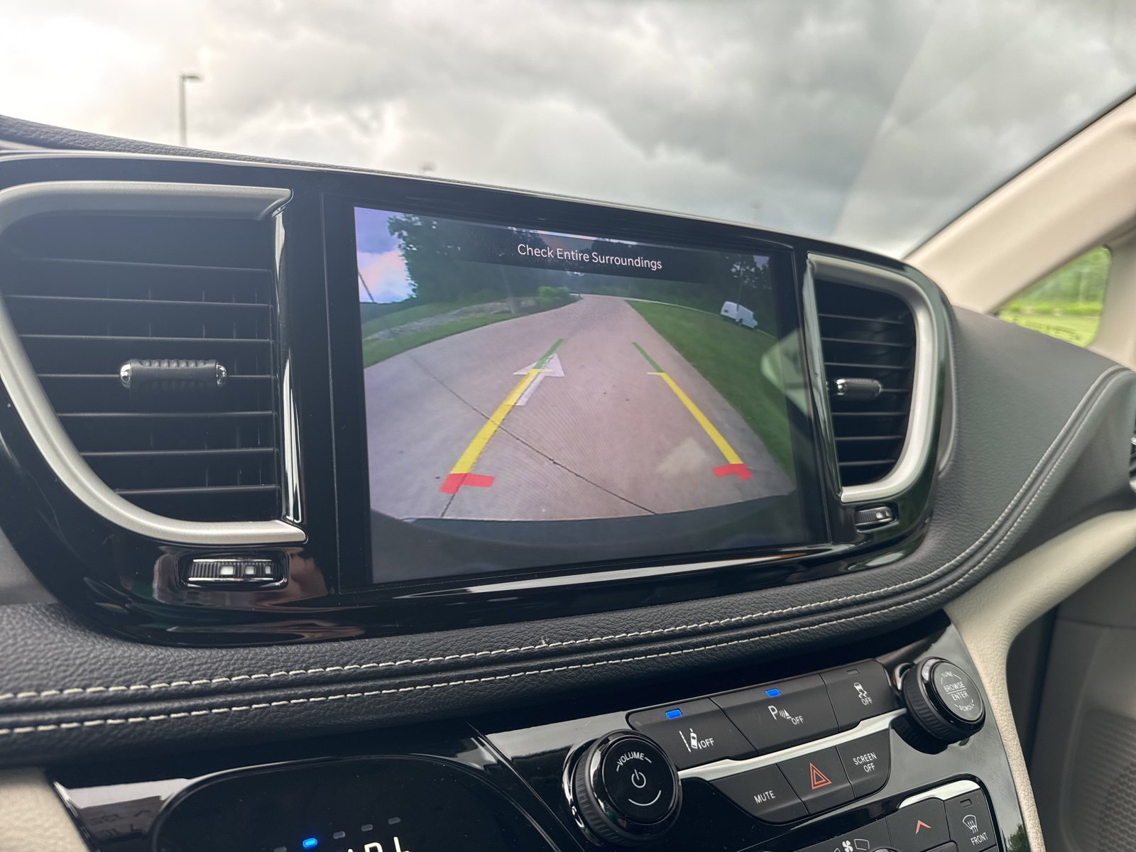 Used 2024 Chrysler Pacifica Limited FWD image 37