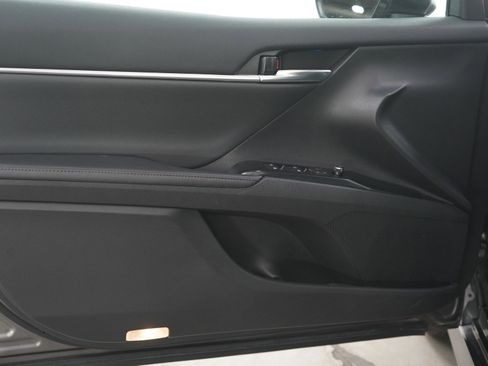 Used 2020 Toyota Camry XLE image 17