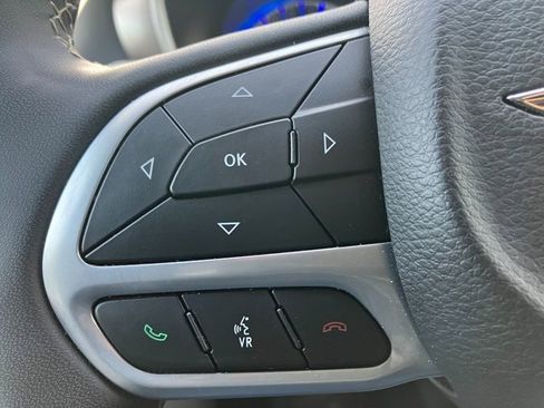 Used 2024 Chrysler Pacifica Touring-L image 4