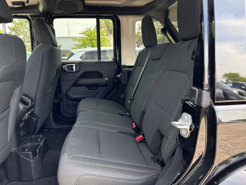 Used 2025 Jeep Wrangler Unlimited Sahara AWD/4WD image 27
