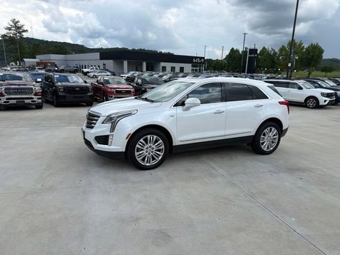 Used 2017 Cadillac XT5 Premium Luxury FWD image 4