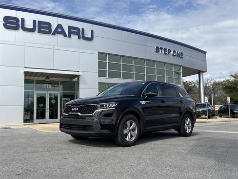 Used 2023 Kia Sorento LX image 2
