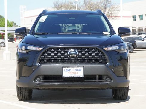 Used 2025 Toyota Corolla Cross LE image 3