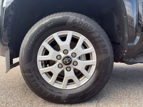 Certified 2025 Toyota Tacoma SR5 AWD/4WD image 9