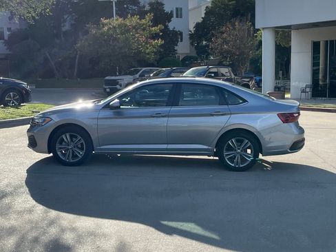 Used 2024 Volkswagen Jetta SE FWD image 3