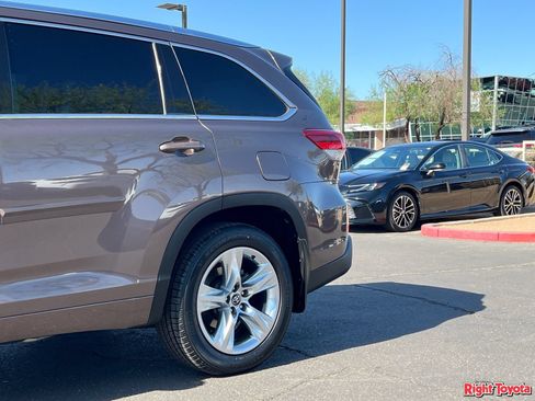 Certified 2017 Toyota Highlander Limited FWD image 11