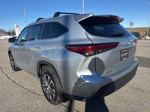 Certified 2022 Toyota Highlander XLE image 9