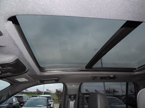 Used 2023 Chevrolet Suburban Z71 w/ Luxury Package image 21