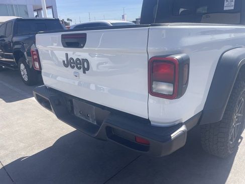 Used 2025 Jeep Gladiator Sport image 4