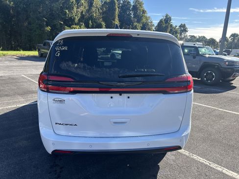 New 2026 Chrysler Pacifica Select image 6