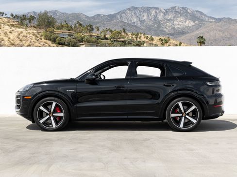 Certified 2025 Porsche Cayenne S AWD/4WD image 2
