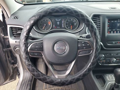 Used 2019 Jeep Cherokee Latitude Plus FWD image 16