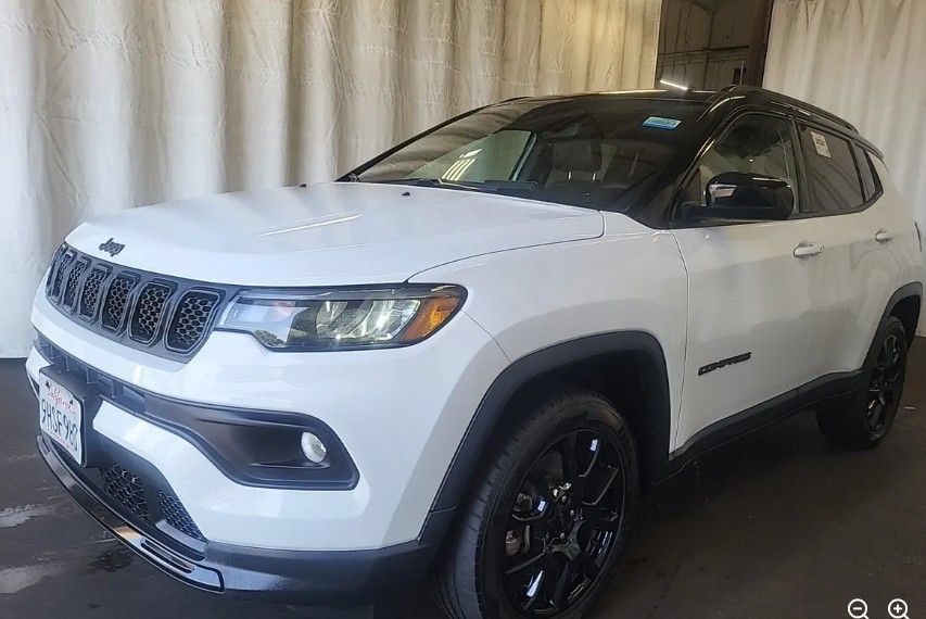 Used 2023 Jeep Compass Latitude AWD/4WD image 1