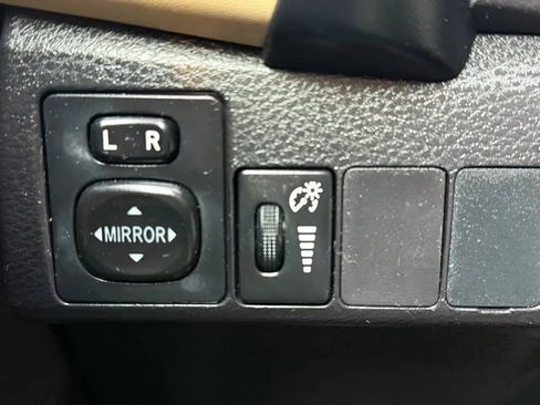 Used 2017 Toyota Corolla LE image 19