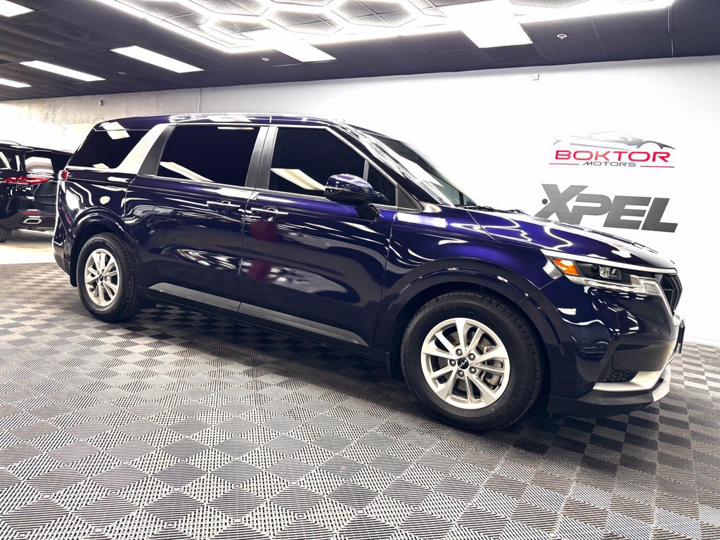 Used 2024 Kia Carnival LX FWD image 2