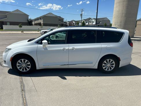 Used 2018 Chrysler Pacifica Touring-L w/ Advanced Safetytec Group FWD image 5
